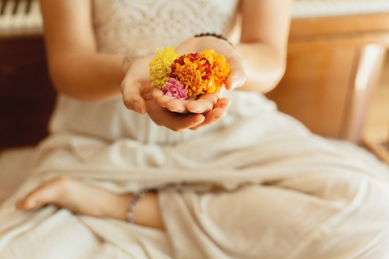 ¿Qué es un masaje de pies? Un masaje de pies es un método reparador que consiste en ajustar y aplicar presión en los pies. Este tipo de masaje se centra especialmente en los pies y sus puntos de respuesta asociados. Los masajes de pies se han practicado durante siglos en diversas culturas, como la medicina tradicional china y el Ayurveda. Durante un masaje de pies, el terapeuta suele utilizar las manos, los dedos y los pulgares para presionar puntos específicos de los pies. Estos puntos representan diferentes partes del cuerpo, y el masaje busca estimular esas áreas y promover el bienestar general. Los masajes de pies proporcionan relajación, alivian la tensión y mejoran la circulación en pies y piernas. También pueden ayudar a reducir el dolor de pies, disminuir el estrés y promover la relajación y la renovación. Además, se cree que los masajes de pies tienen un impacto positivo en todo el cuerpo, ya que están conectados a numerosos órganos y sistemas mediante puntos de reflexología. Algunas técnicas comunes utilizadas en un masaje de pies incluyen el cepillado, el masaje, el rodamiento y la aplicación de presión suave. Los aceites, lociones o cremas pueden mejorar la experiencia del masaje y proporcionar hidratación adicional a la piel.